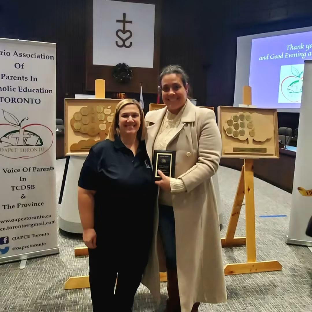 Jennifer Di Francesco receiving an OAPCE parent volunteer award